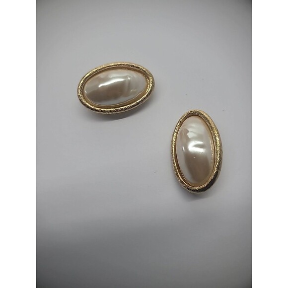 Vintage Earrings Clip On Gold Tone White Middle Scored Jewelry Costume - Picture 10 of 12